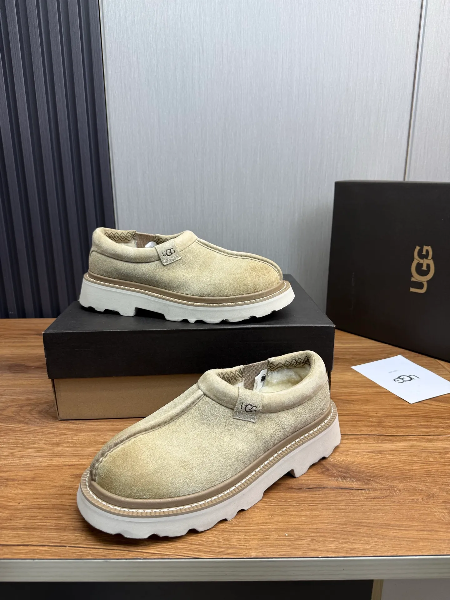 Men's shoes 💰560💰 New UGG fur integrated men's simple and fashionable snow boots. The most worth buying at the end of this year are warm casual shoes. Whether you are out and about at home, their comfortable and warm performance will be your most suitable fashion companion! The material is cowhide upper and imported wool is used inside. Warm and comfortable! The eva+ rubber patch outsole is cushioned, non-slip and wear-resistant, and has good elasticity. It is light and wear-resistant, comfortable and soft, and the new simple cut is more fashionable. It has both practicality and fashion sense, so you no longer have to worry about how to match it in winter, while still maintaining your fashionable taste. High-quality genuine wool. Look at the details for the material! Size: 39-40-41-42-43-44-44 sneaker size